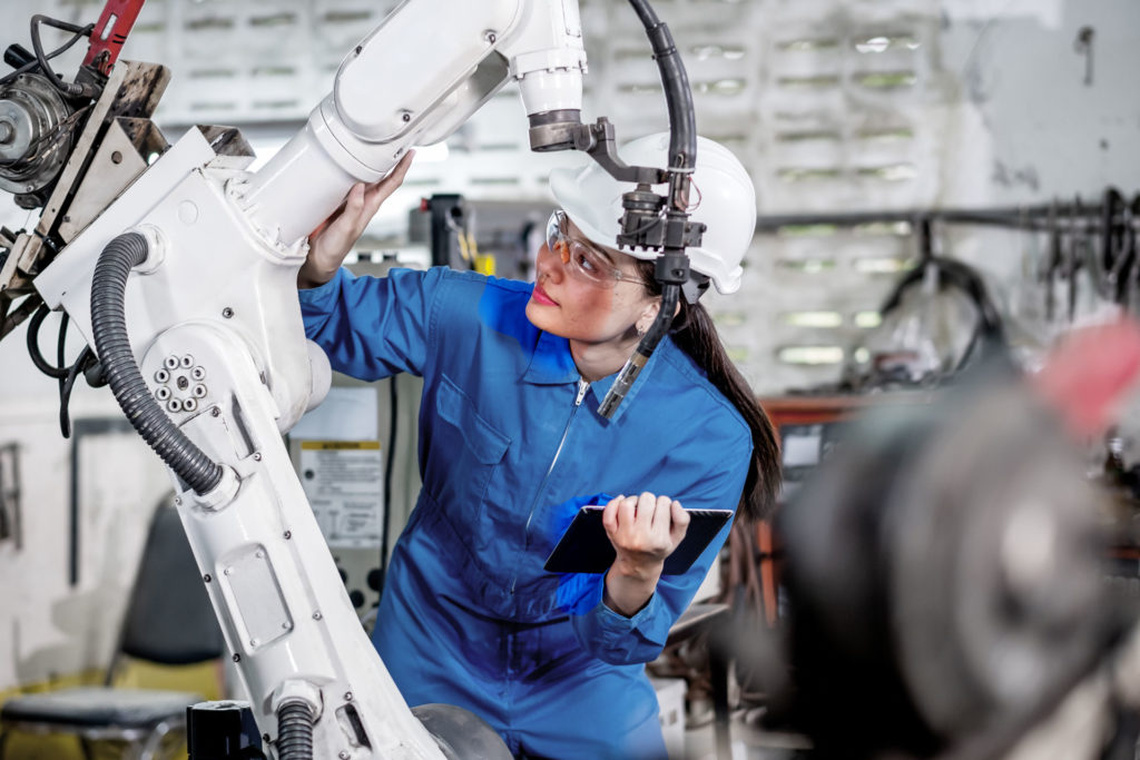 symbolbild frau bei der entwicklung der steuerungstechnik fuer eine roboterapplikation bei pentanova