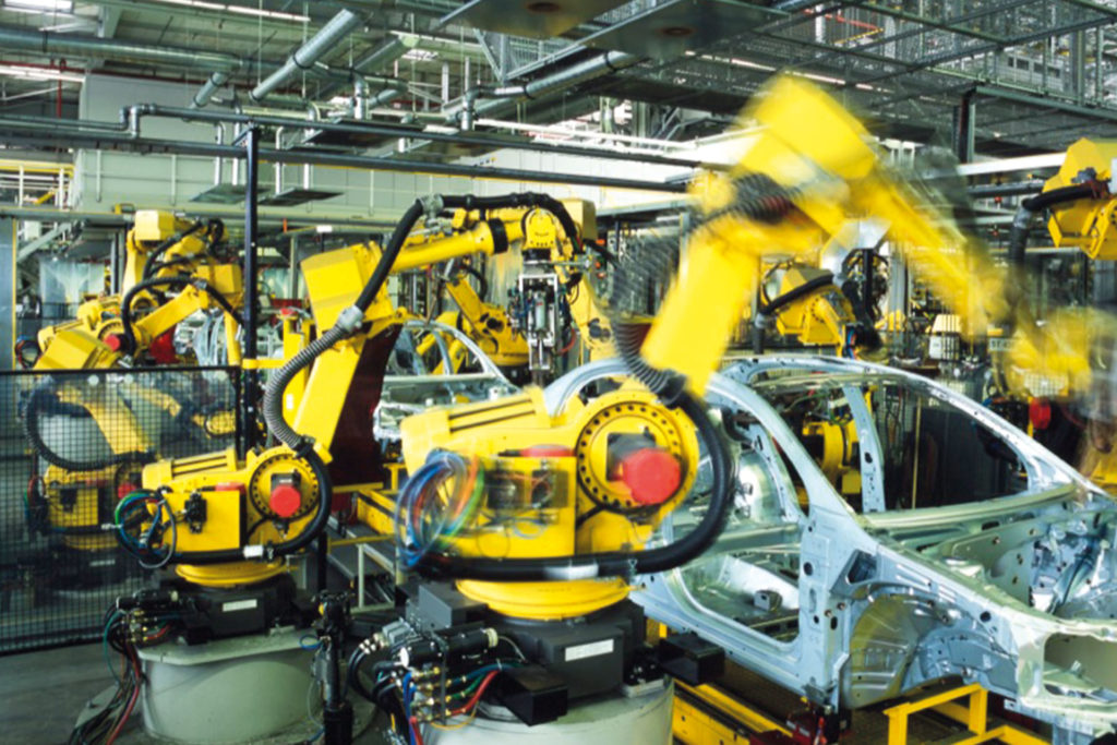 symbolbild sonderanlagen von pentanova entwickelte roboterapplikation gelbe roboterarme die gerade autokarosserien bearbeiten